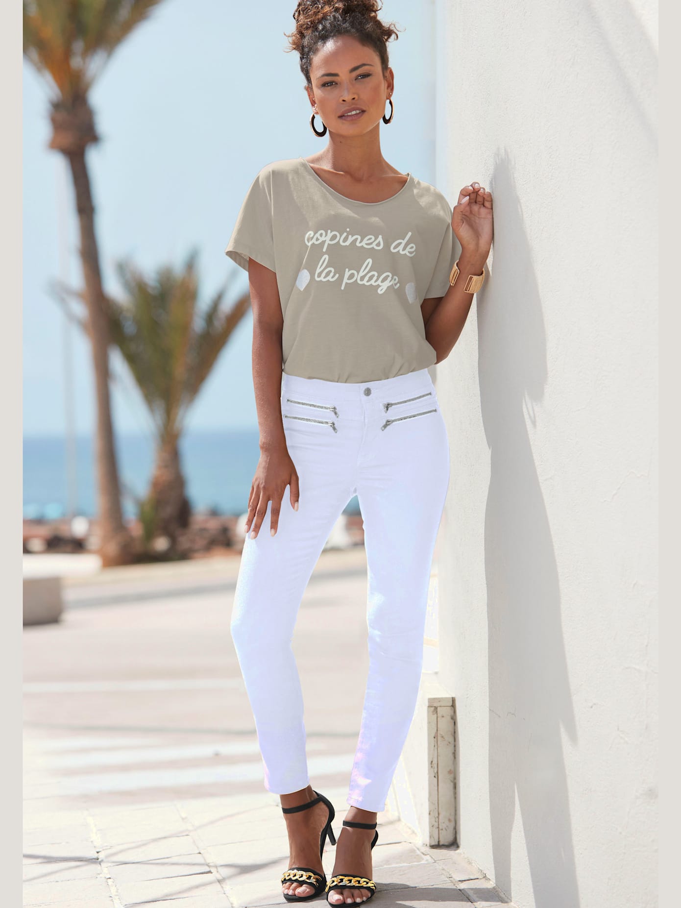 T-shirt à manches courtes encolure ronde dégagée avec ourlet roulotté