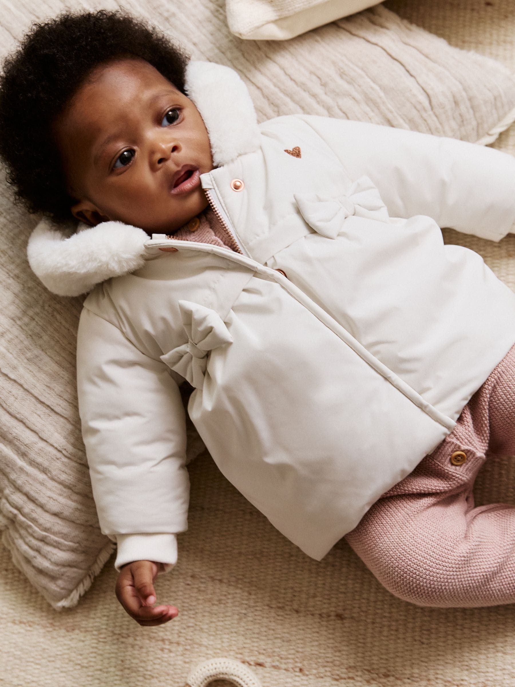 Wit - Gewatteerd babyjasje met strik (0mnd -2jr)
