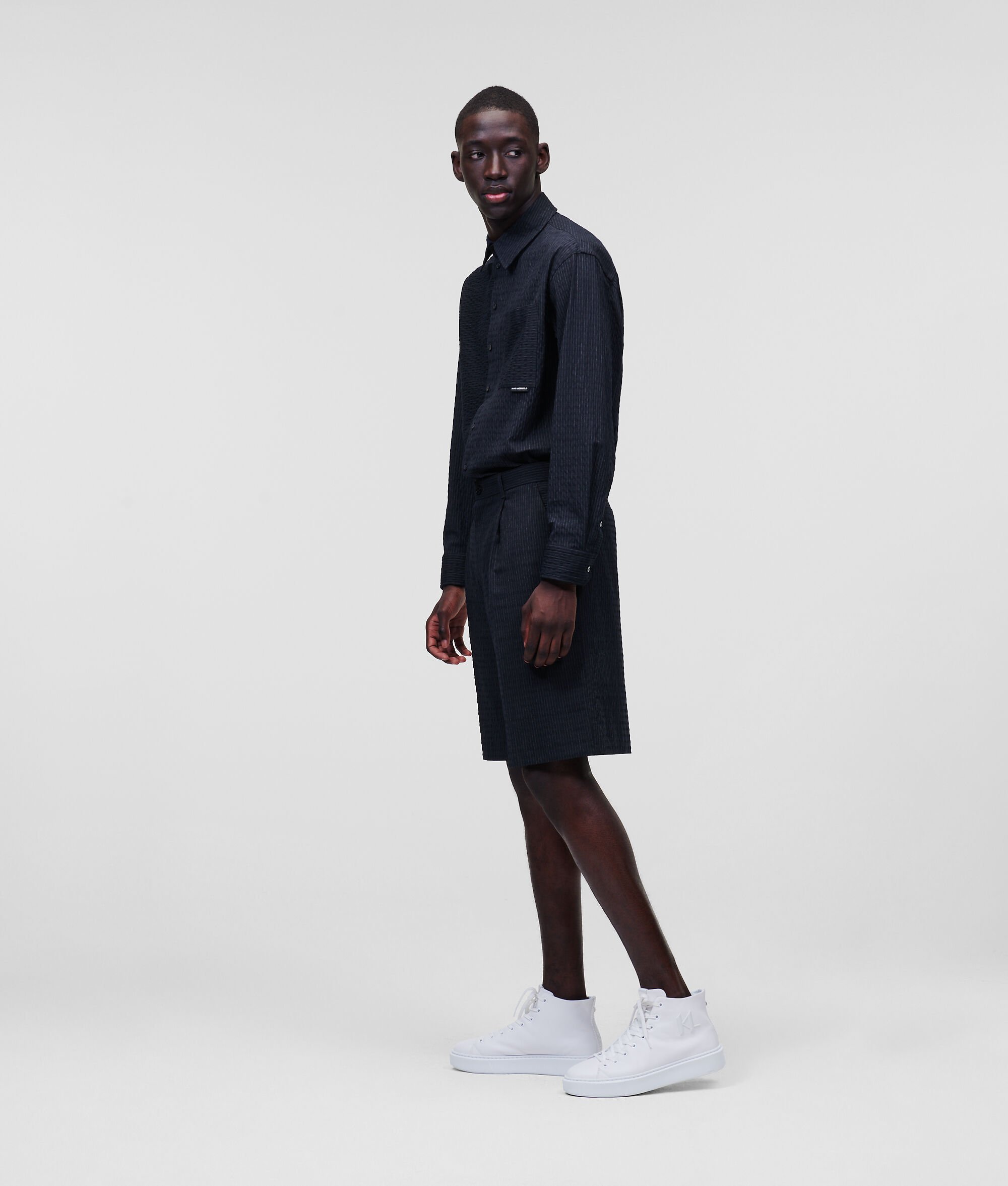 SHORT EN SEERSUCKER À FINES RAYURES