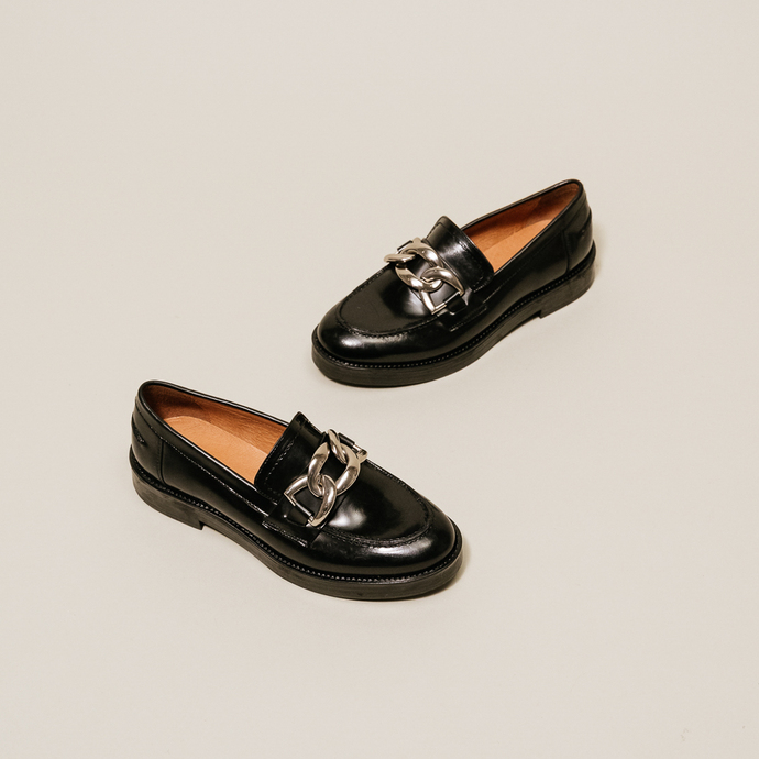 Mocassins à boucles argentées  en cuir glacé noir
