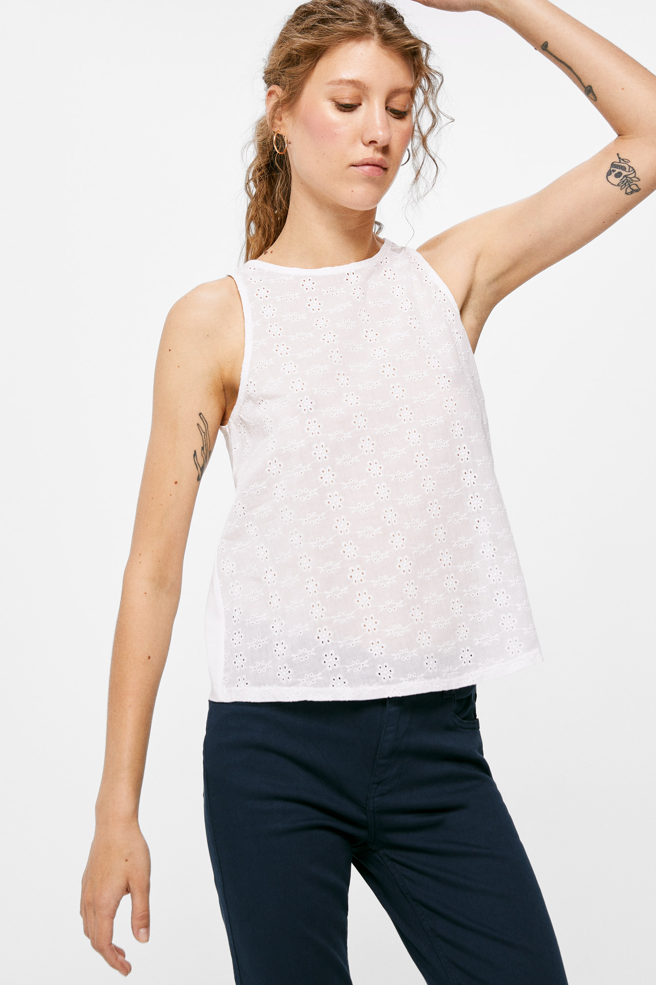 Blusa bordada suíça
