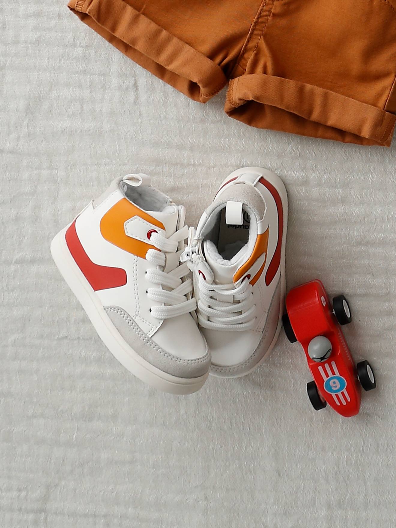 Tênis de cano alto para bebê menino, branco claro liso com estampas.