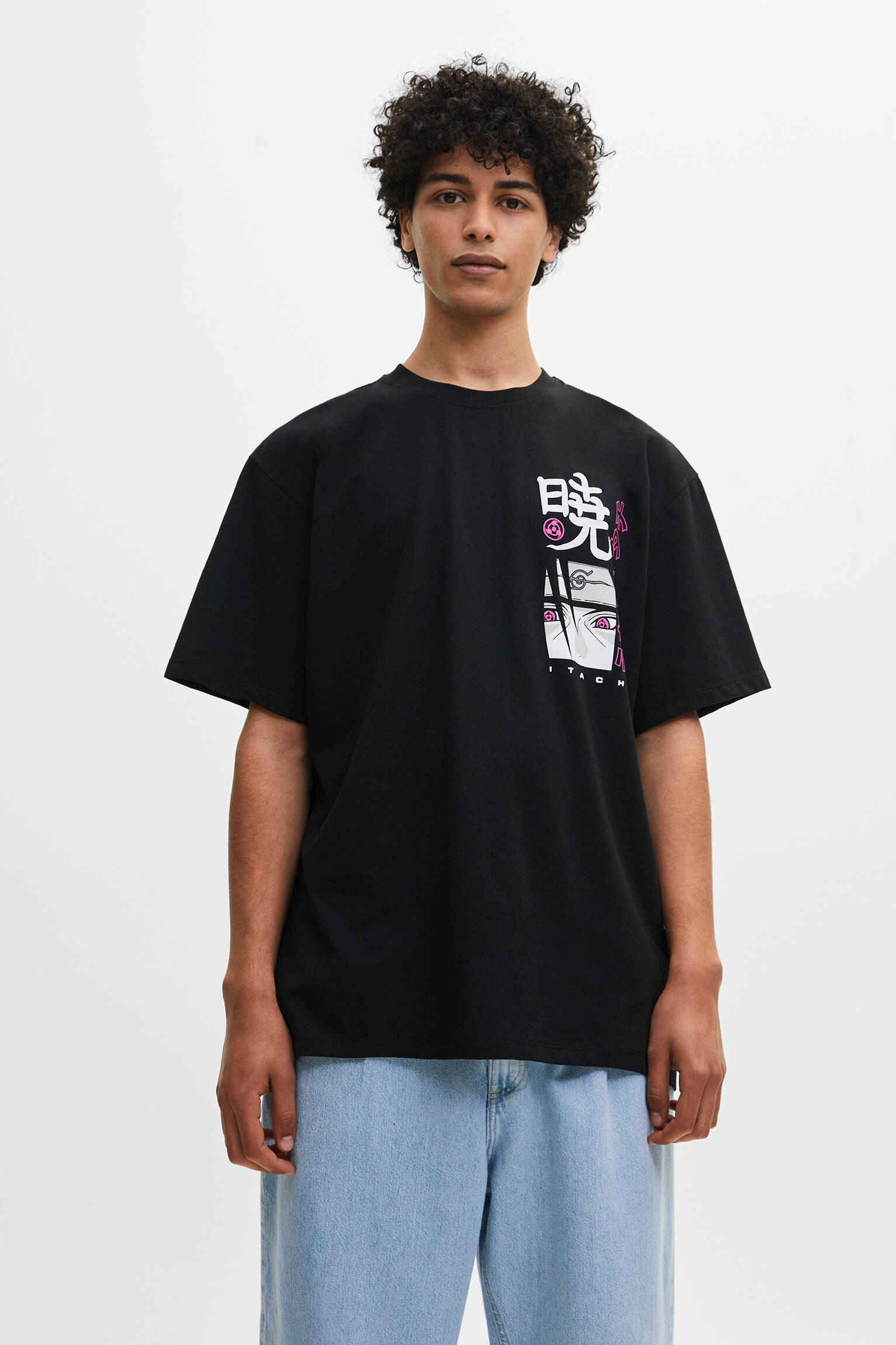 Camiseta com estampa de Naruto branca e rosa - preta