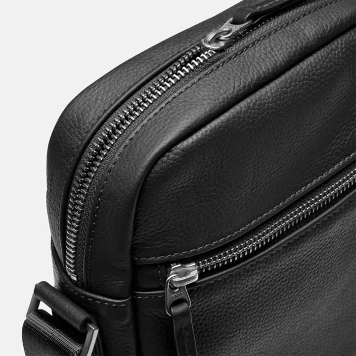 Bolsa transversal Tuckerman na cor preta.
