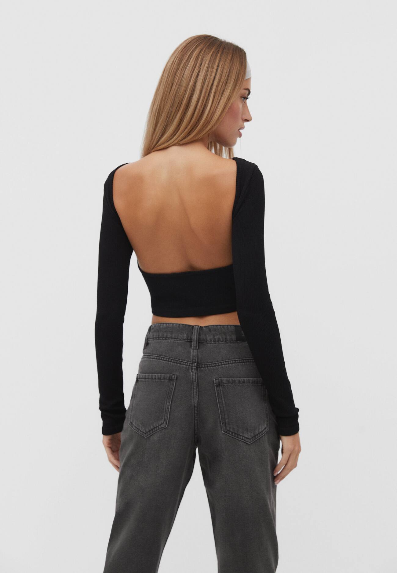 Camiseta sem costura com decote nas costas