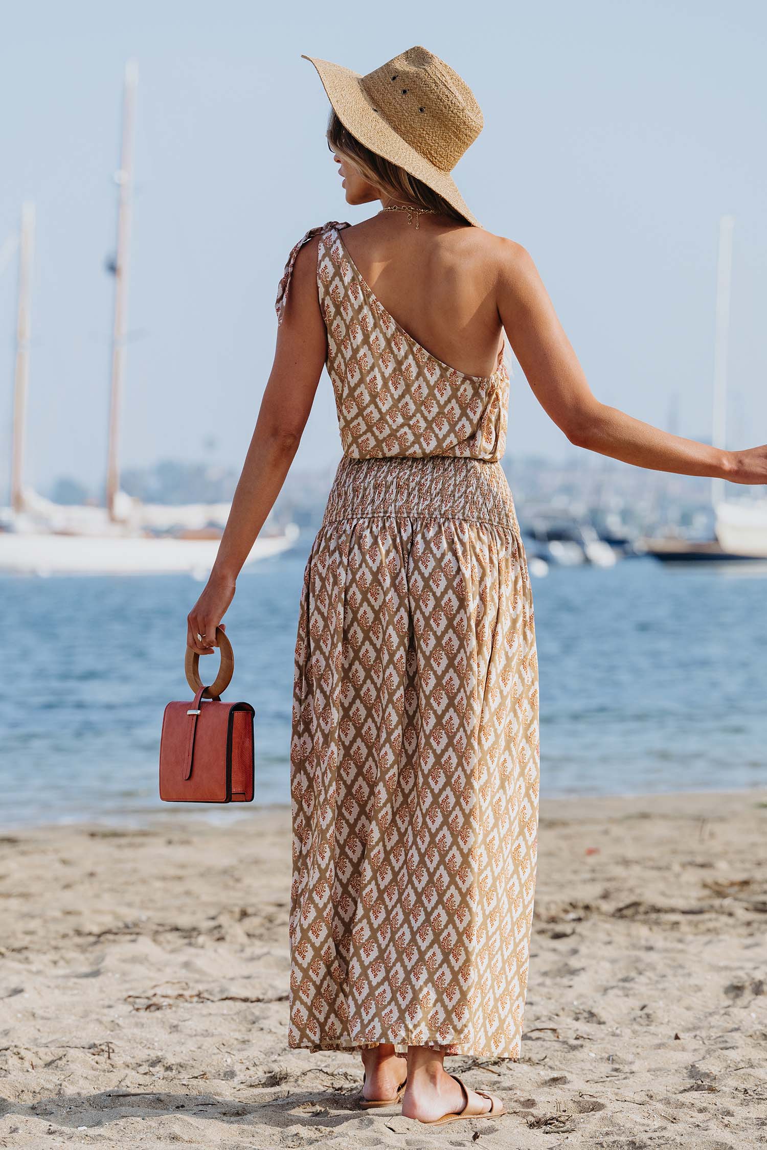 Robe maxi rétro avec une épaule à smocks