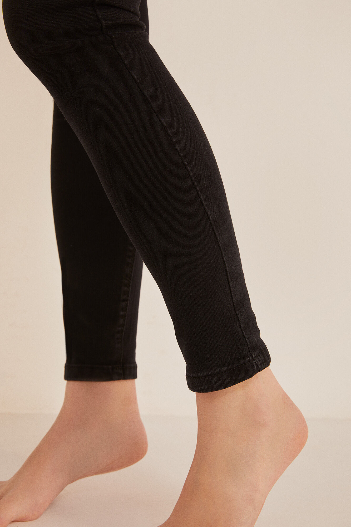 Calça jeans slim, lavagem sustentável