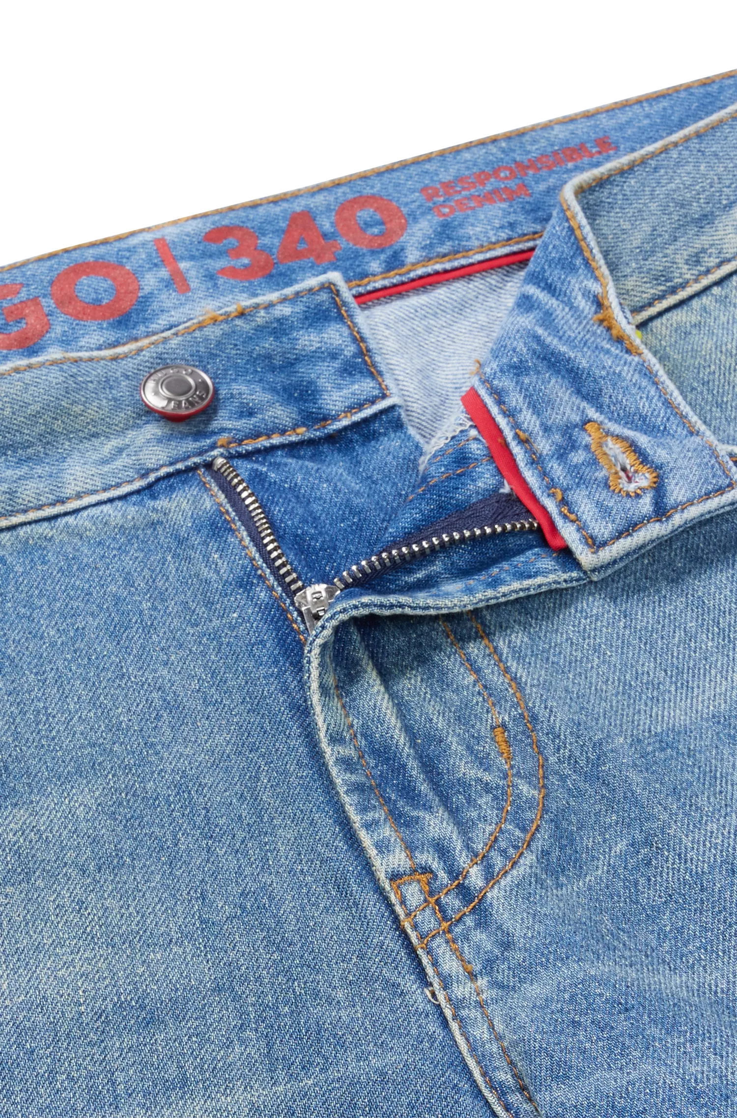Calça jeans HUGO vermelha, modelagem folgada, em denim azul com lavagem vintage.