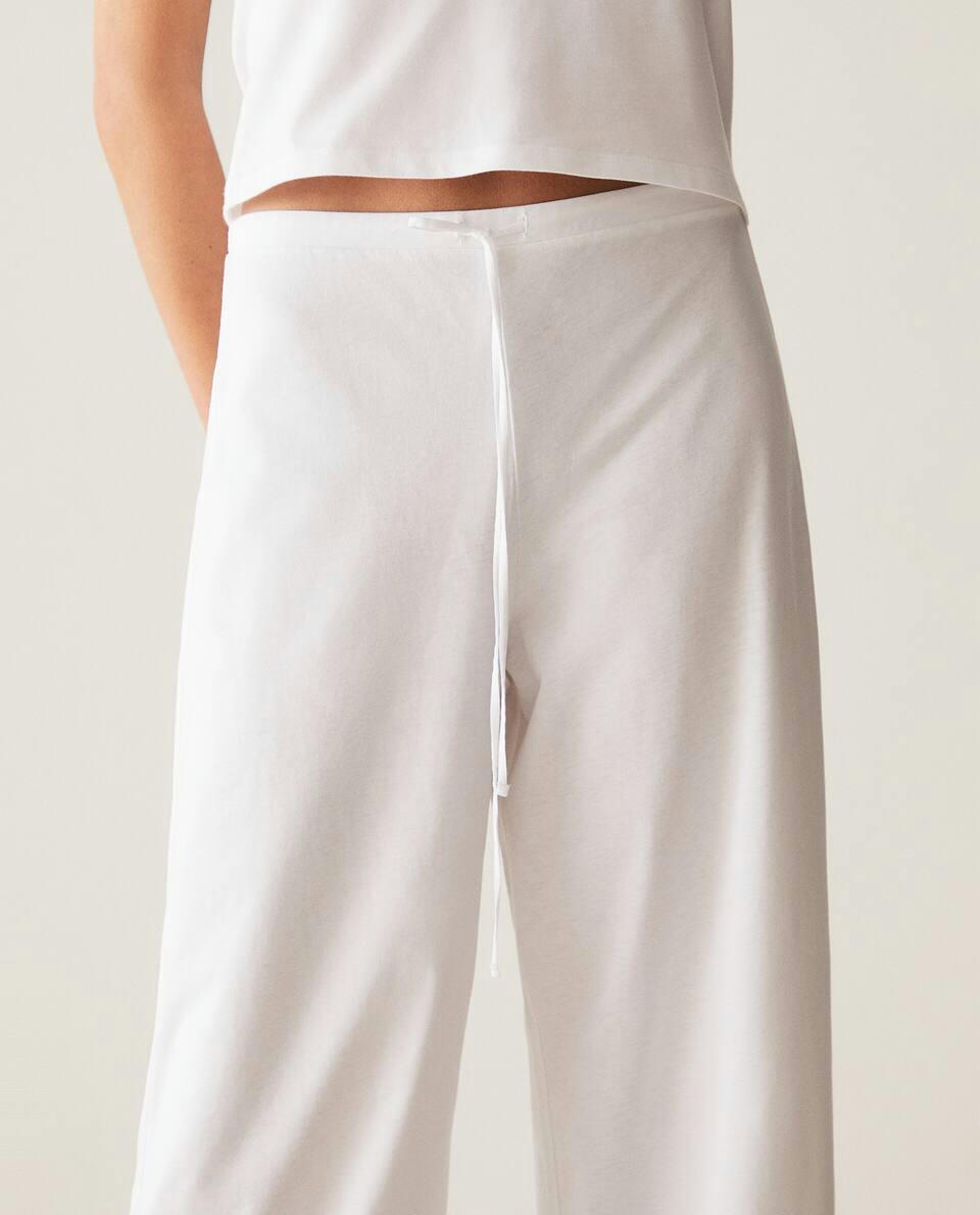 Calça cropped com detalhes em renda