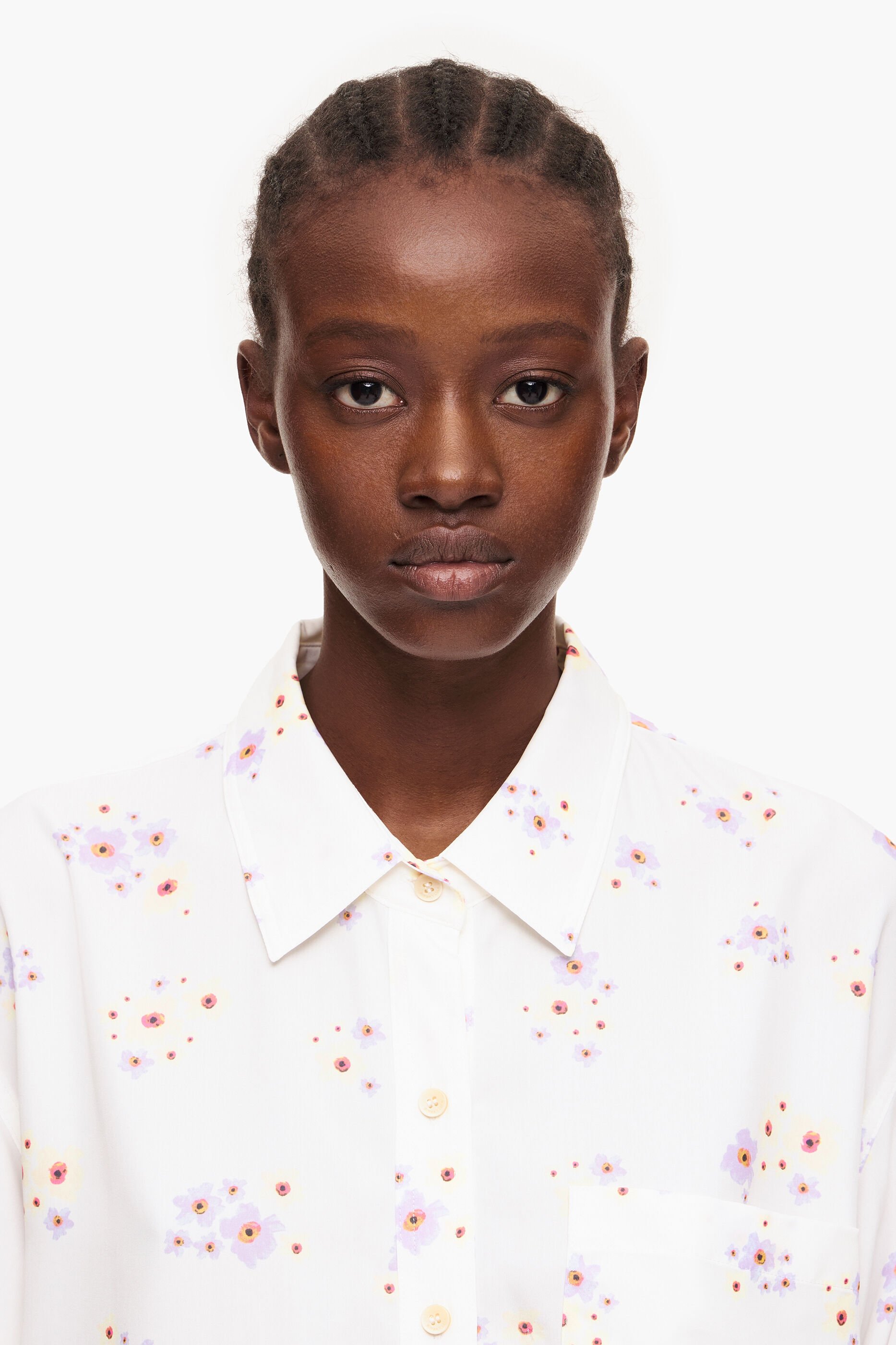 Camisa fluida off-white com estampa de flores em acrílico.