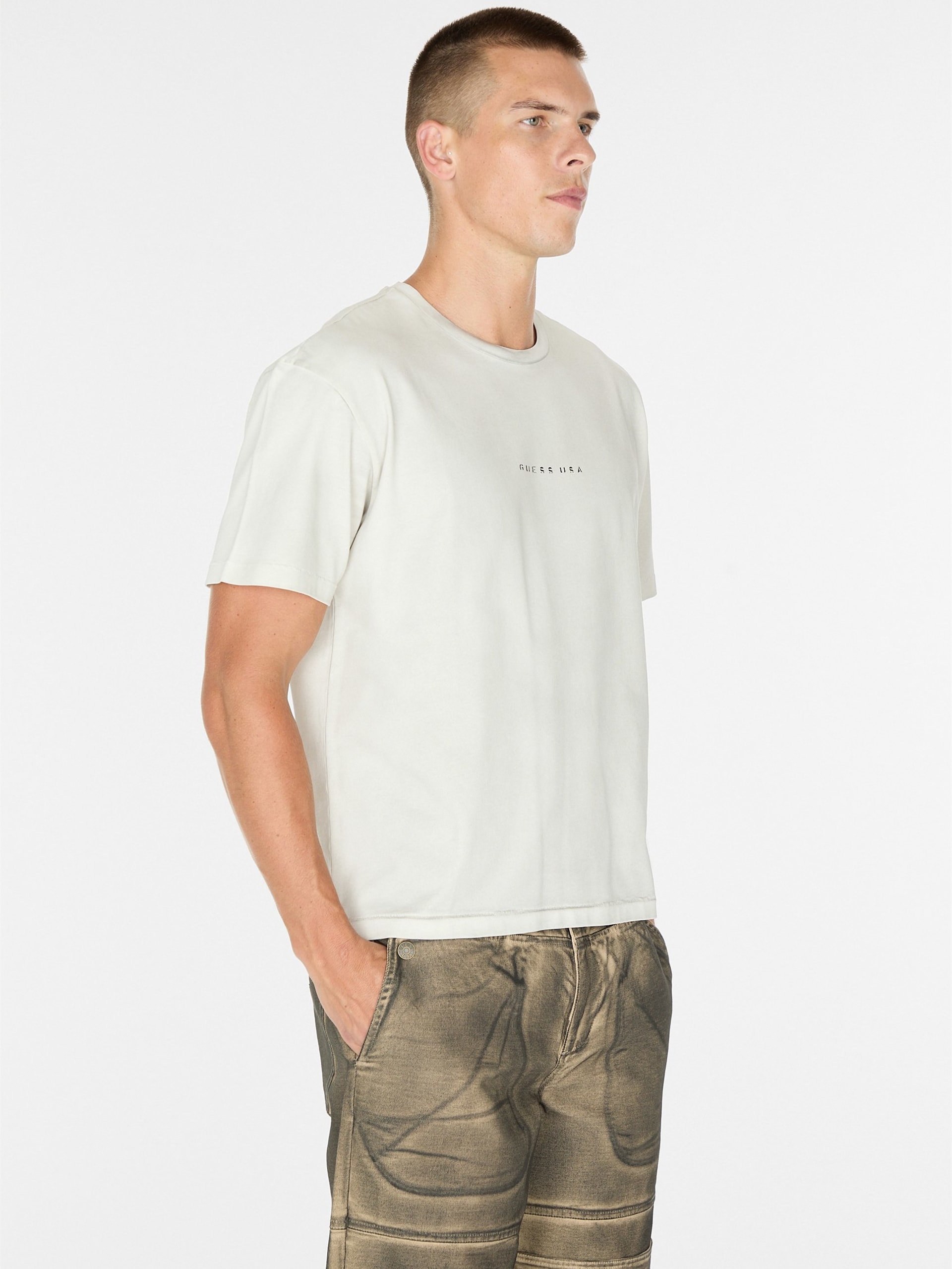 camiseta com logo desgastado