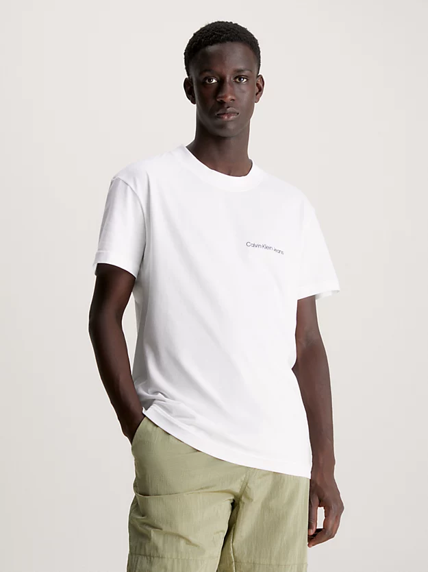 Camiseta de algodão com logo no peito.