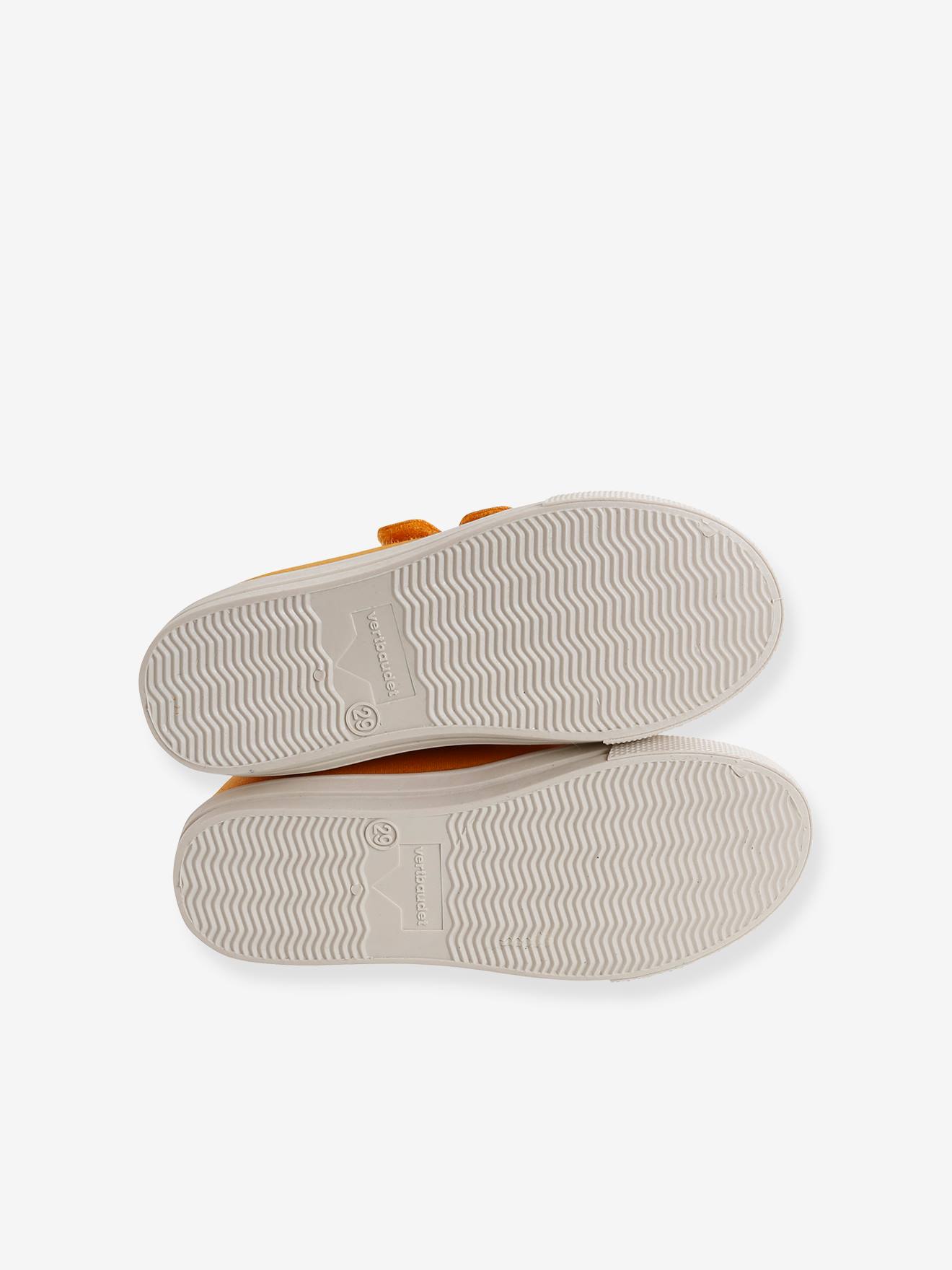 Tênis infantil de lona com fecho de velcro, cor mostarda.