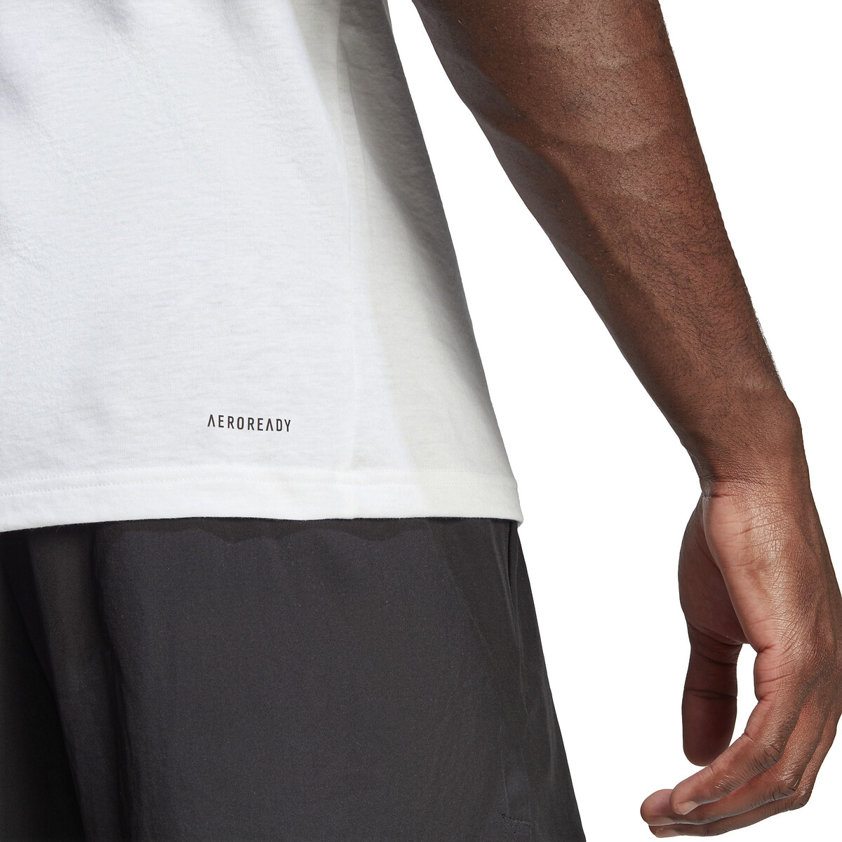Camiseta adidas Performance com gola redonda e mangas curtas