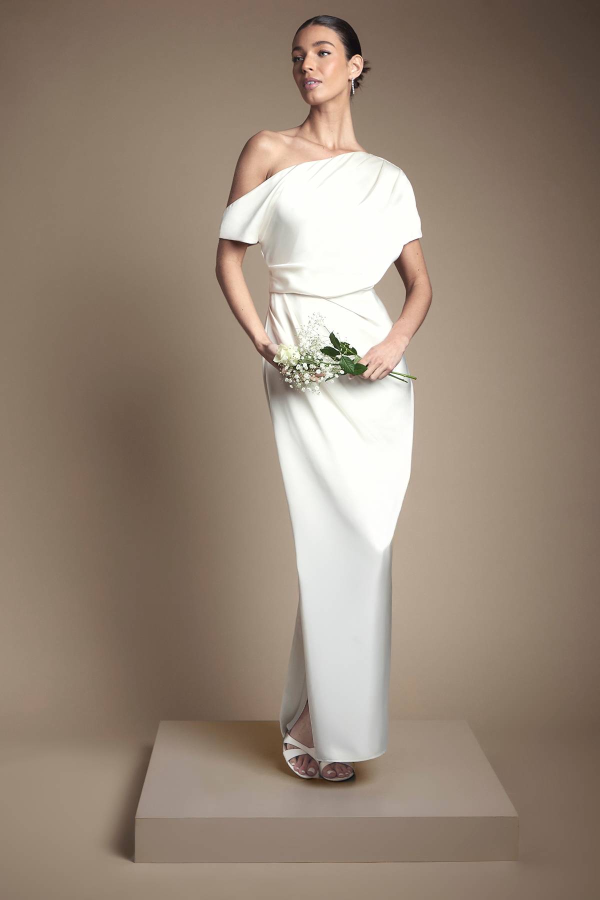 Coast Robe de Mariée Longue en Satin à Épaules Dénudées avec Détails Froncés