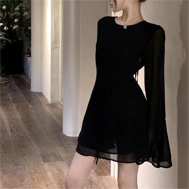 Rosesand - A-lijn jurk met open rug en effen, klokmouwen en mesh