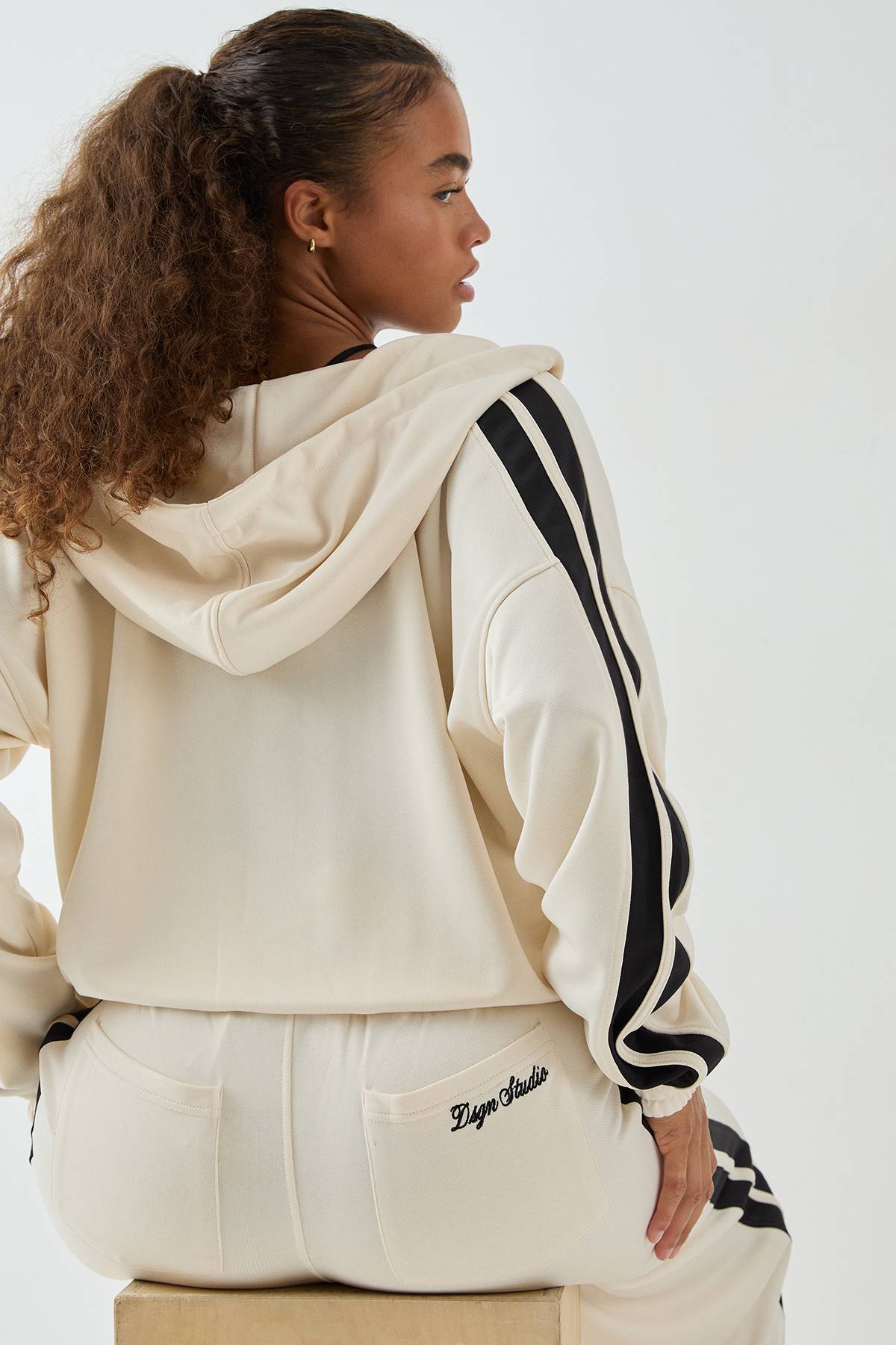 Jogging DSGN Studio Tricot à Jambe Droite avec Bande Latérale