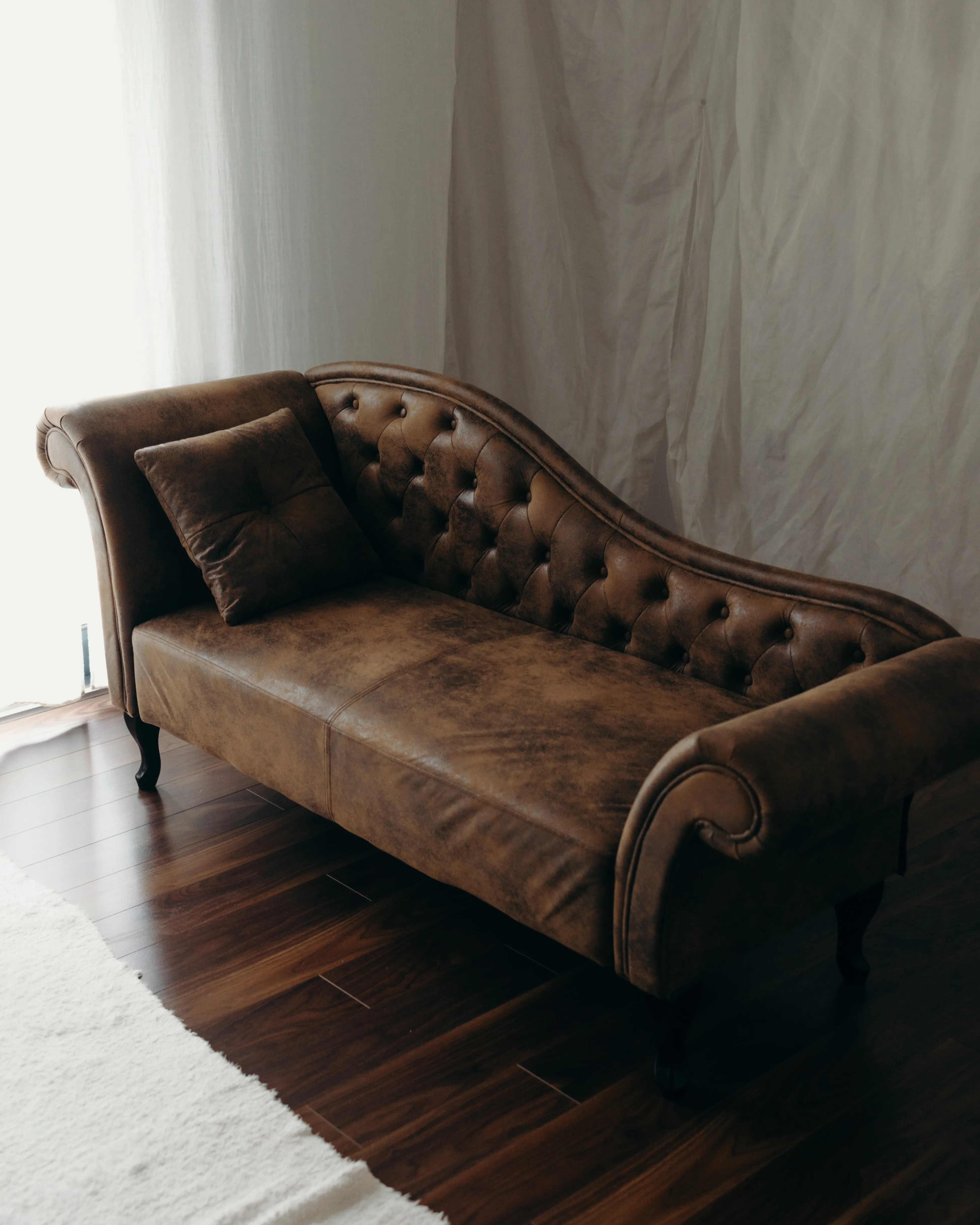 Linkszijdige chaise longue LATTES Kunstsuède Lichtbruin
