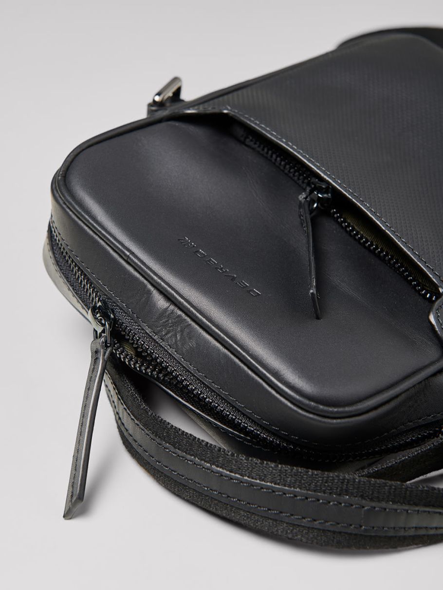 Petit sac bandoulière en cuir uni