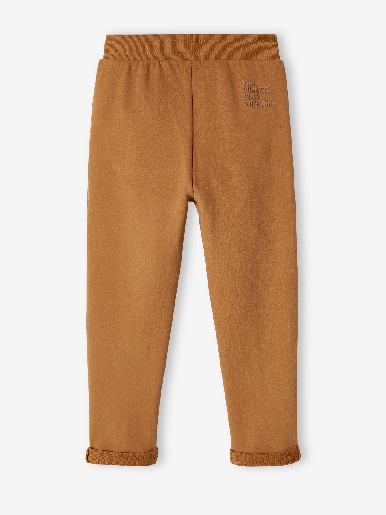 Calça de moletom esportiva infantil com bolsos canguru estilosos na cor noz-pecã.