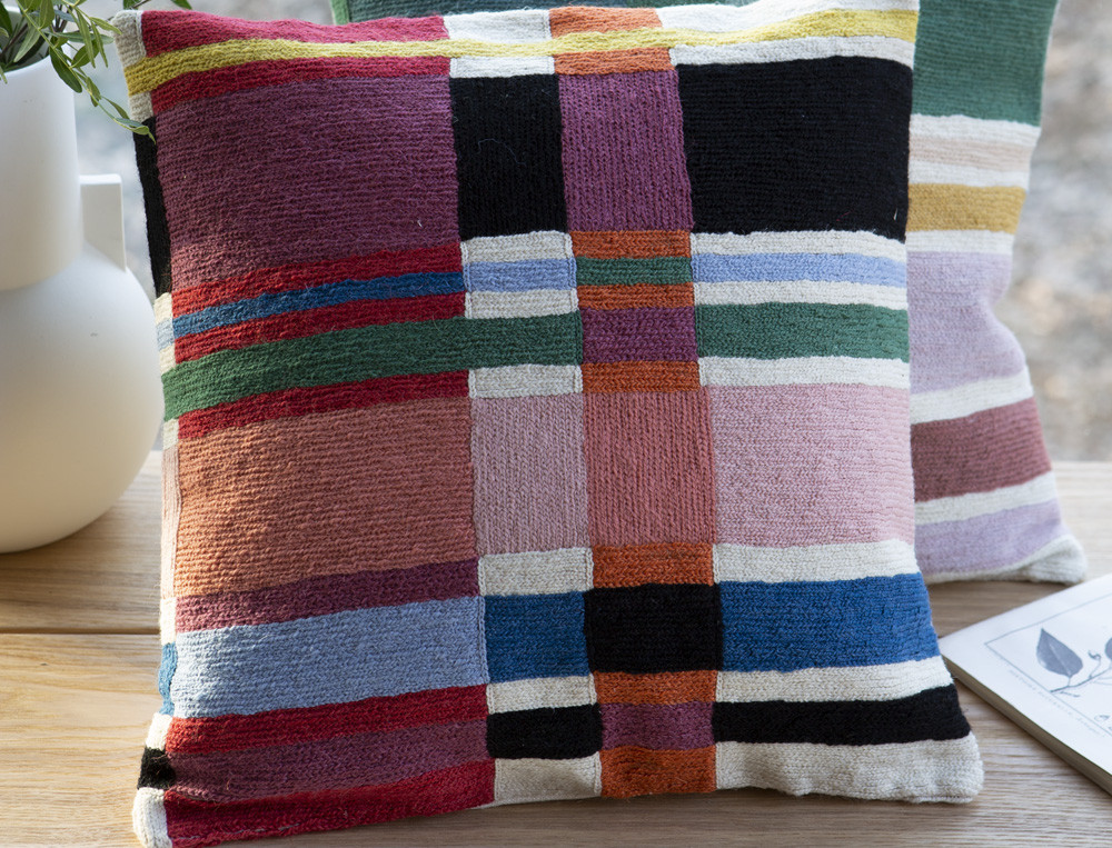 Coussin brodé carreaux bande noire-Expression libre
