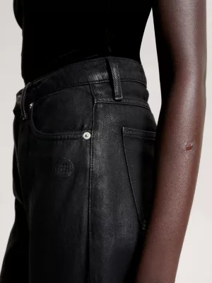 Calça jeans preta revestida de cintura alta e corte afunilado