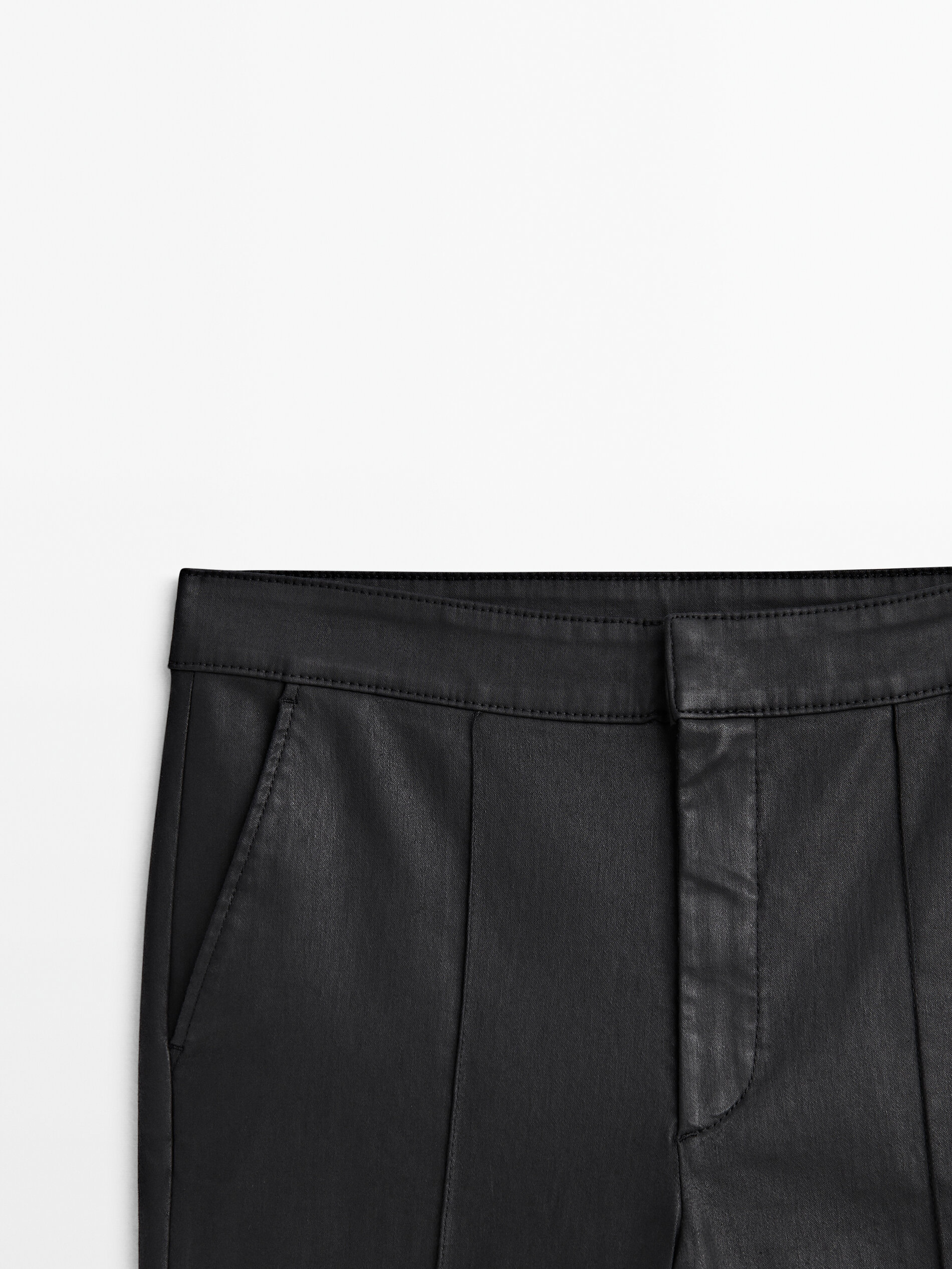Calça flare com nervuras centrais e acabamento encerado - PRETA