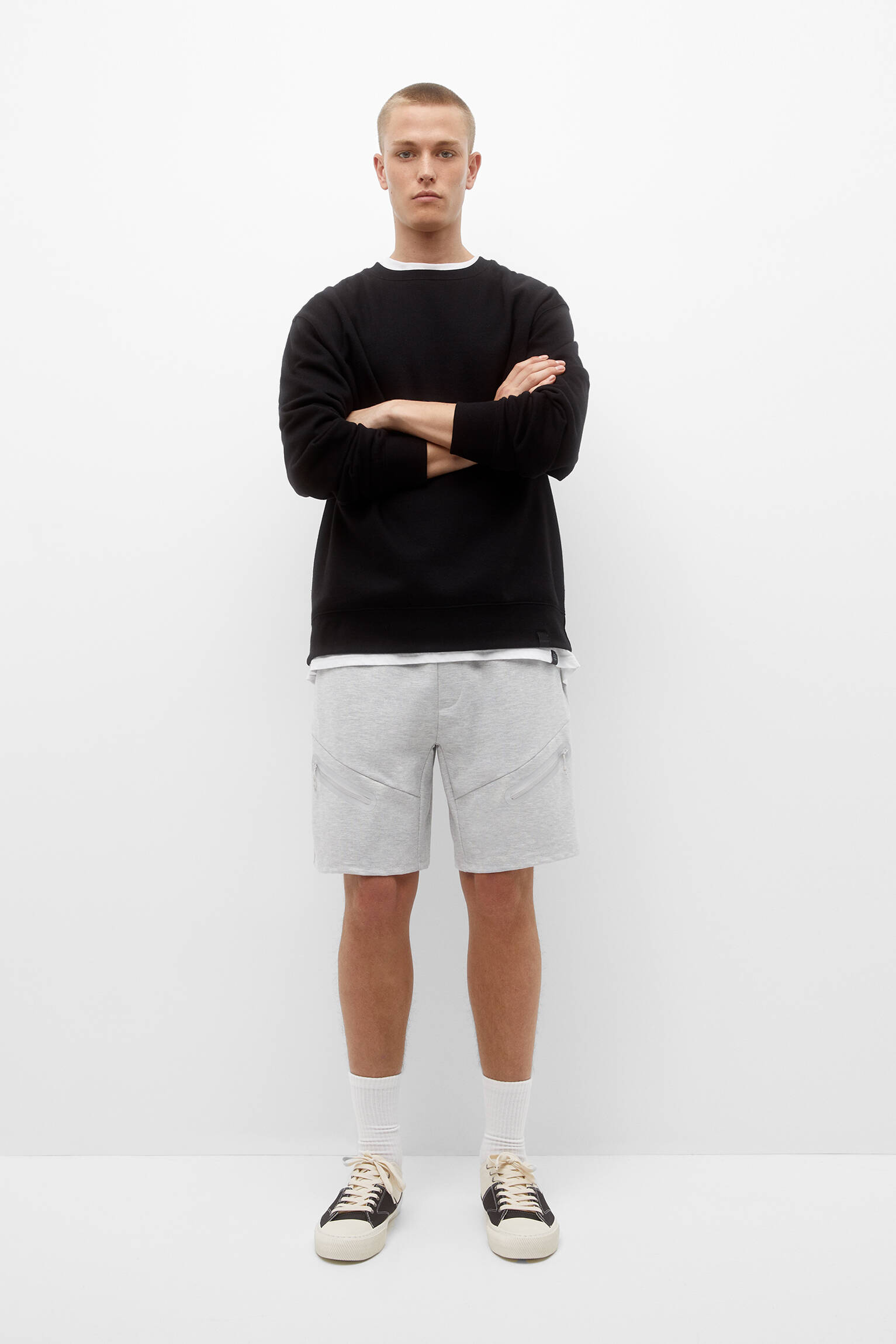 Bermuda de moletom com bolso frontal - cinza claro
