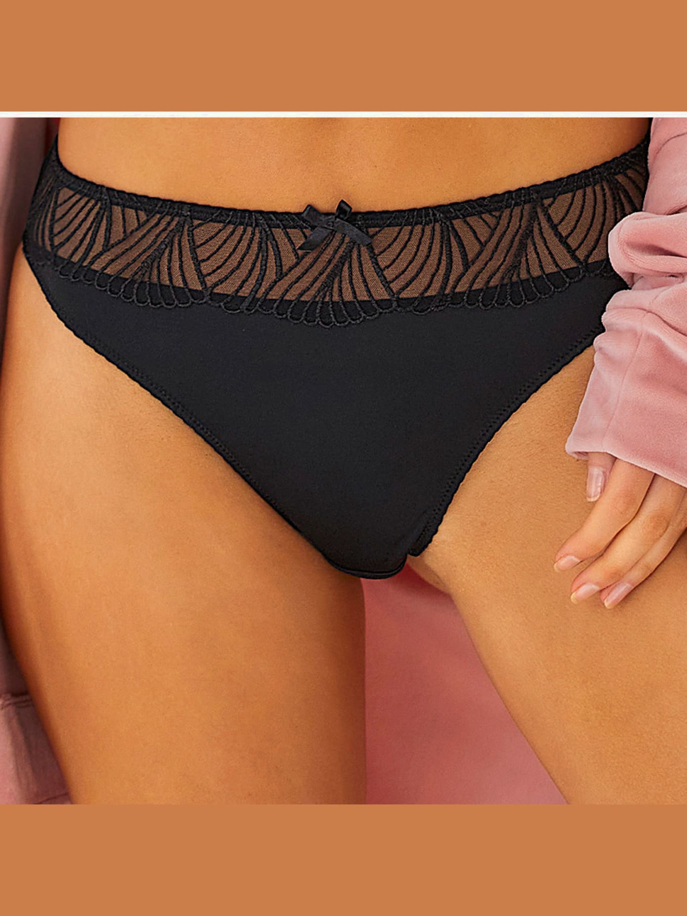 String féminin avec petit nœud décoratif au centre devant