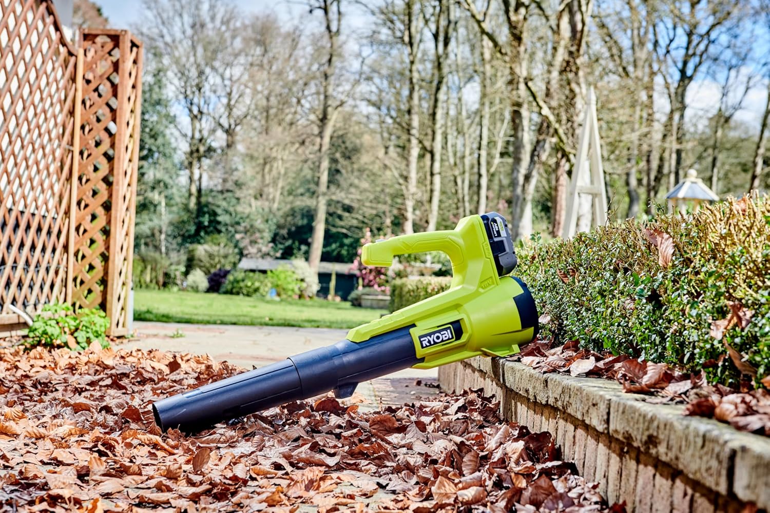 RYOBI 18 V ONE+ Akku-Laubgebläse RY18BLA-140 (Luftgeschwindigkeit 145 km/h, Luftvolumen 7,1 m³/min, inkl. 4,0 Ah Akku und Ladegerät)
