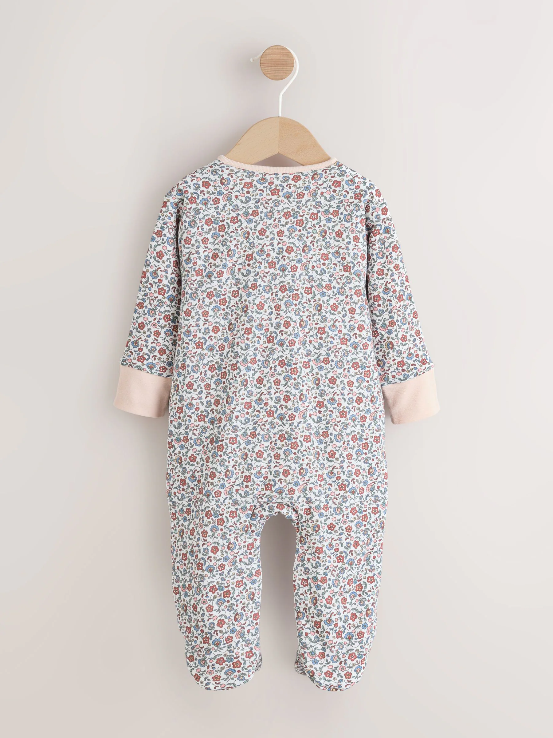 Ecru met bloemenmotief - 2.5 TOG gewatteerde babypyjama