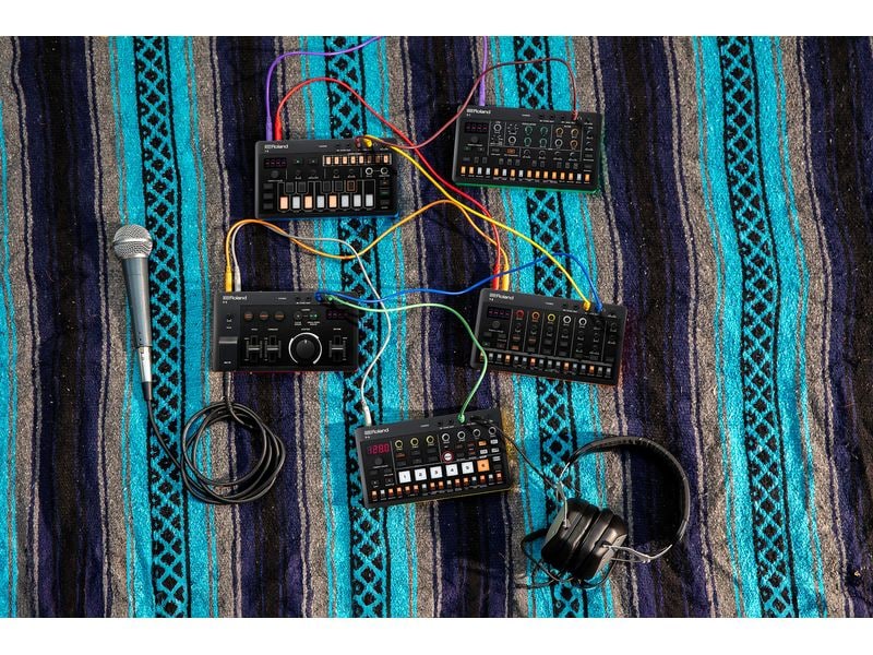 Roland Synthesizer AIRA P-6 Creative Sampler Kombiniert die berühmte Roland Sampling-Technologie mit fortschrittlichem Granular-Sounddesign und einem leistungsstarken Sequenzer in einem Gerät im Taschenformat