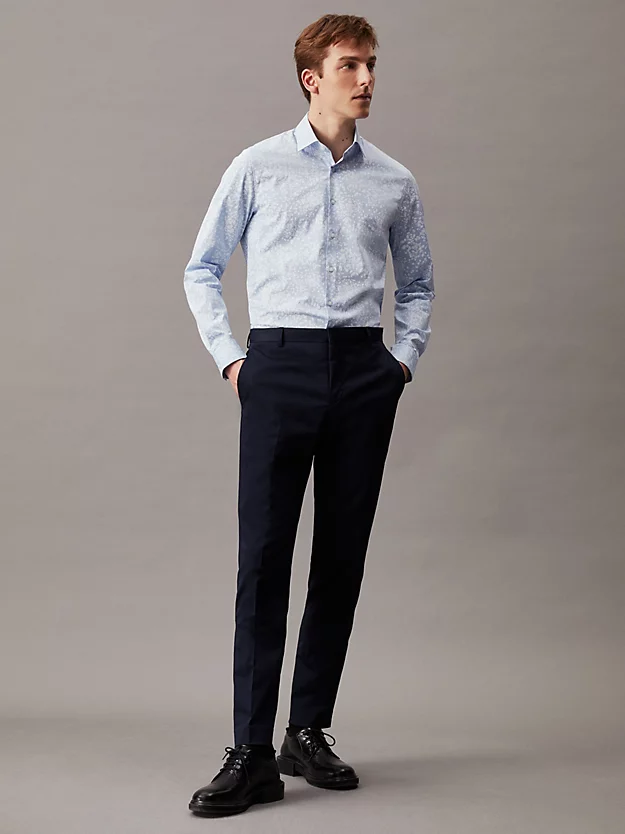 Camisa elegante de corte slim com estampa floral.