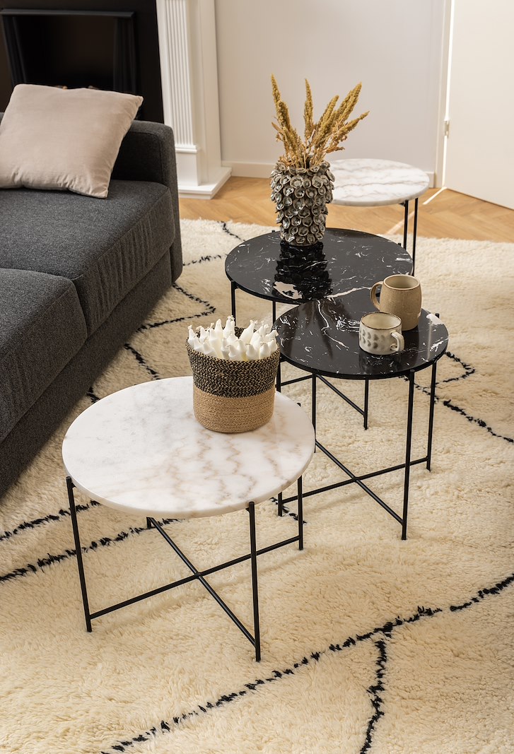 Avila sidebord Polert sort marmor med sortlakkert stålunderstell. Ø42 cm