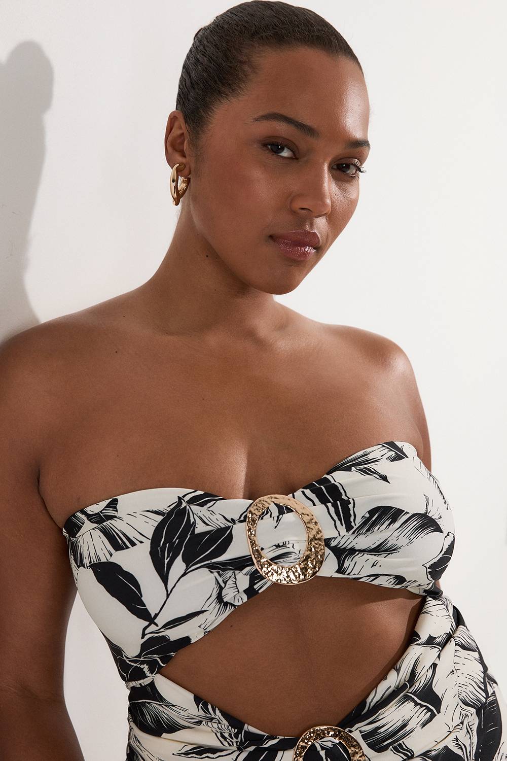 KarenMillen Maillot de bain grande taille échancré en tissu fluide à imprimé palmier