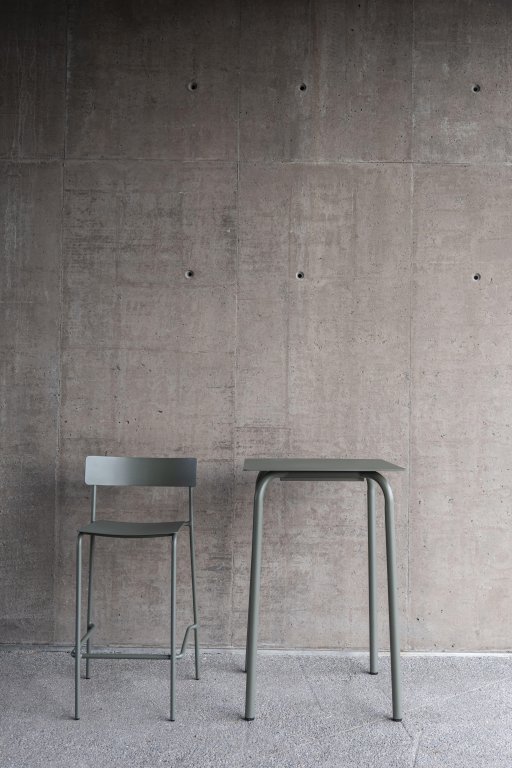 Serax August by Vincent van Duysen hoge tuintafel sand