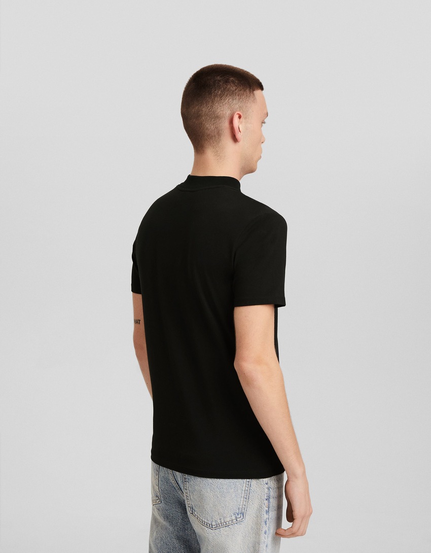 Camiseta de manga curta e gola alta