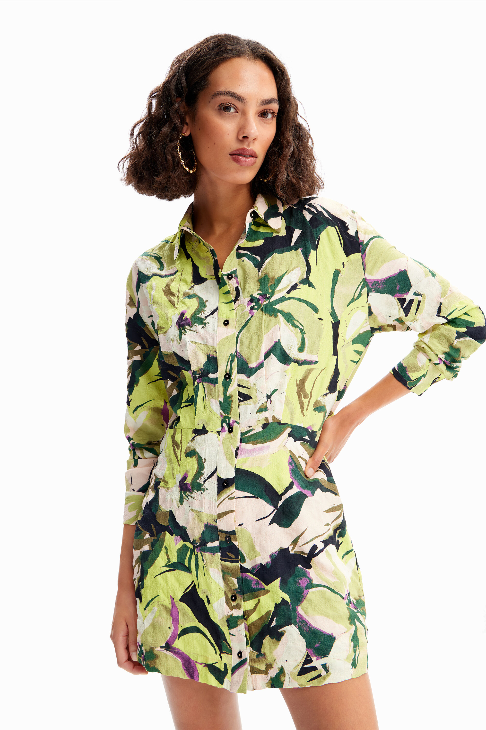 Vestido curto floral tipo camisa