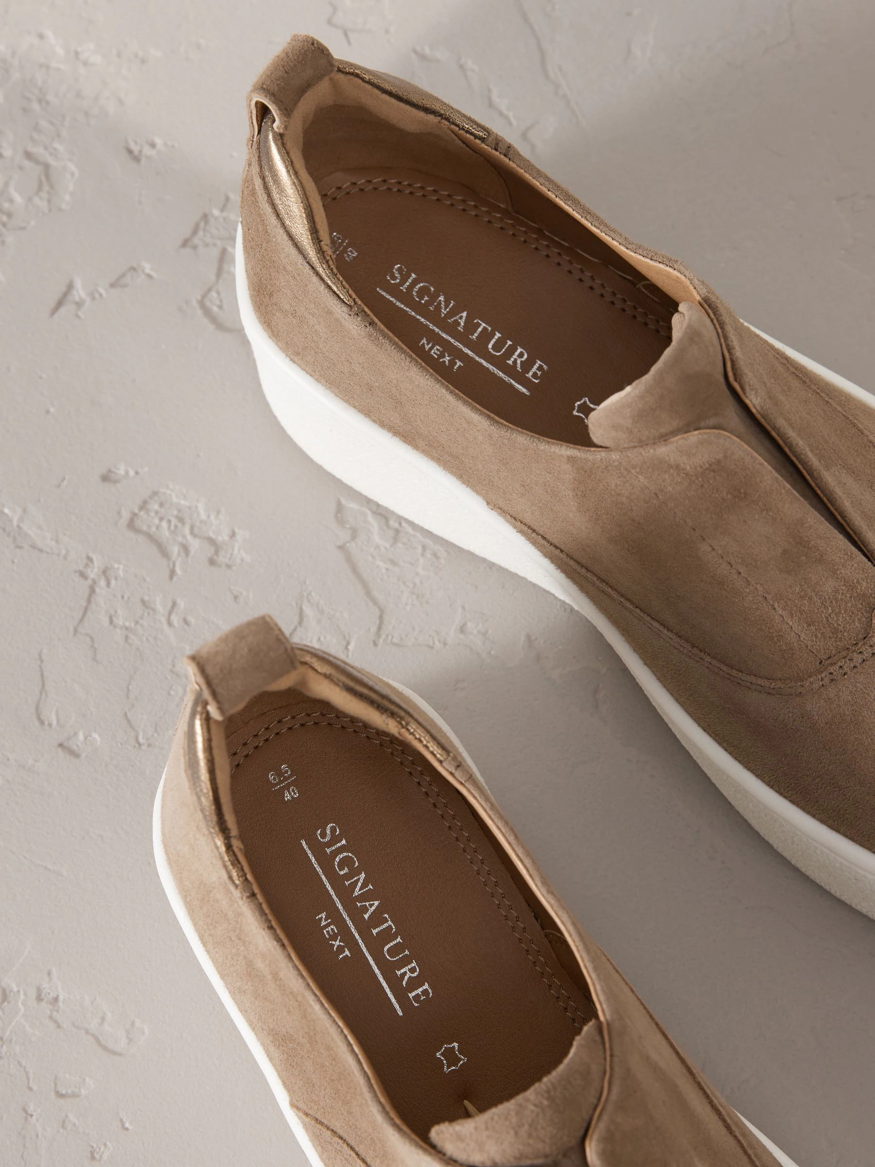 Chocoladebruin - Signature leren sneakers met dikke plateauzolen en sleehak