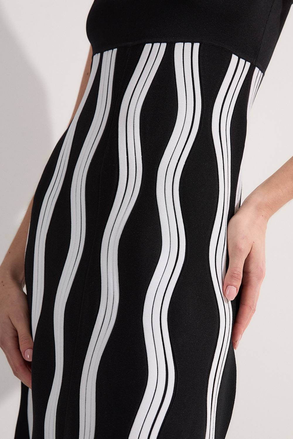 KarenMillen Robe tricotée à bretelles A-line à mailles en vagues contrastées