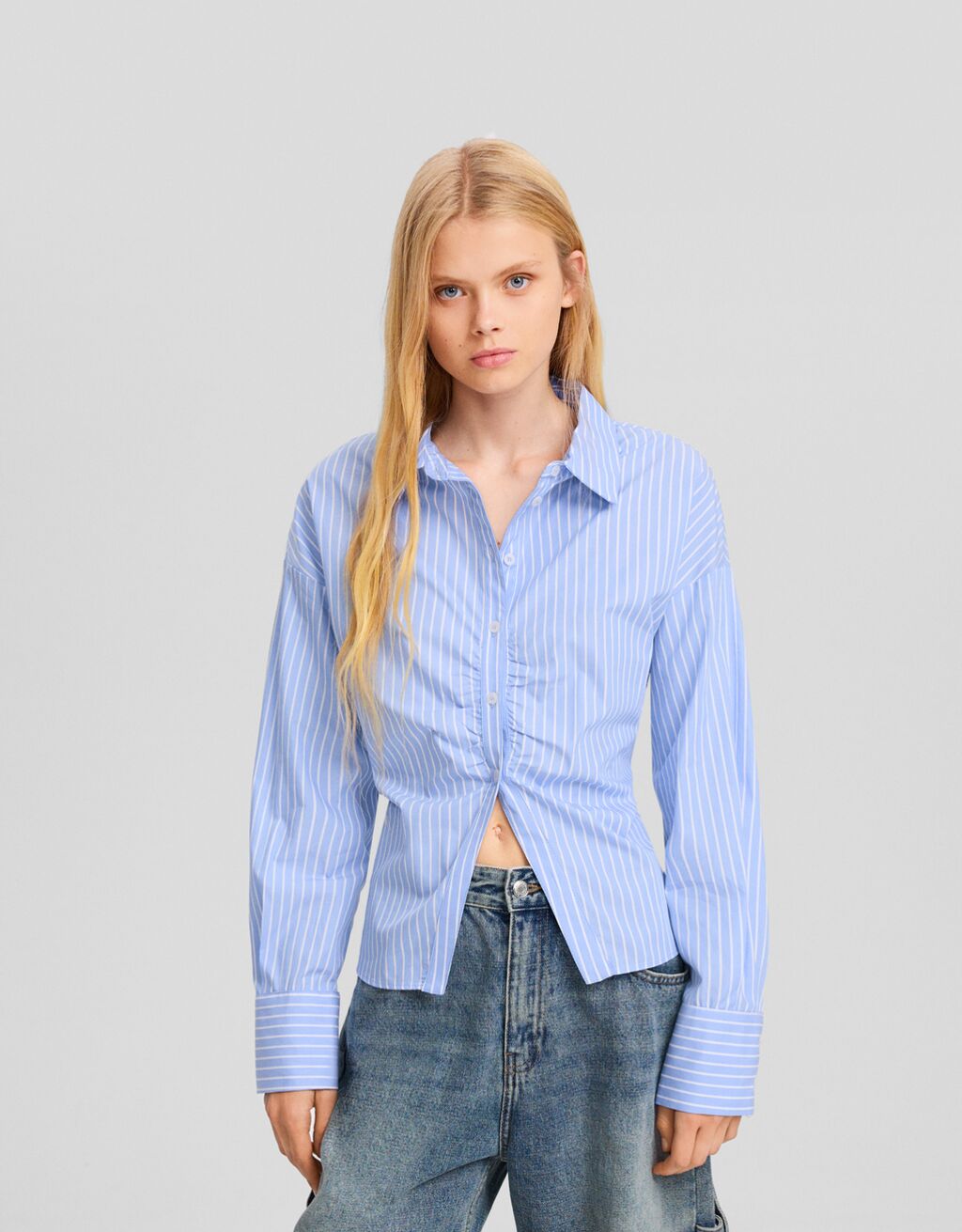 Camisa de popeline listrada de manga comprida com detalhe franzido