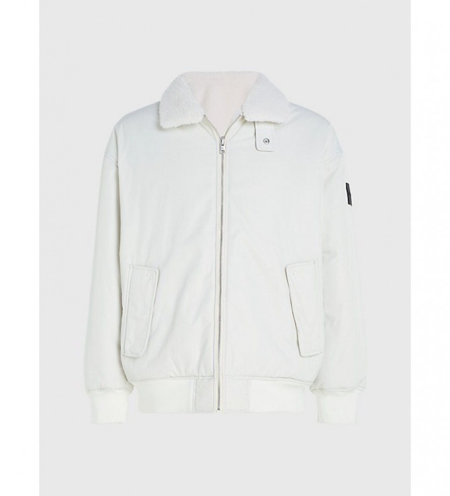 Jaqueta bomber reversível de sherpa e pele sintética da Calvin Klein Jeans, branca.