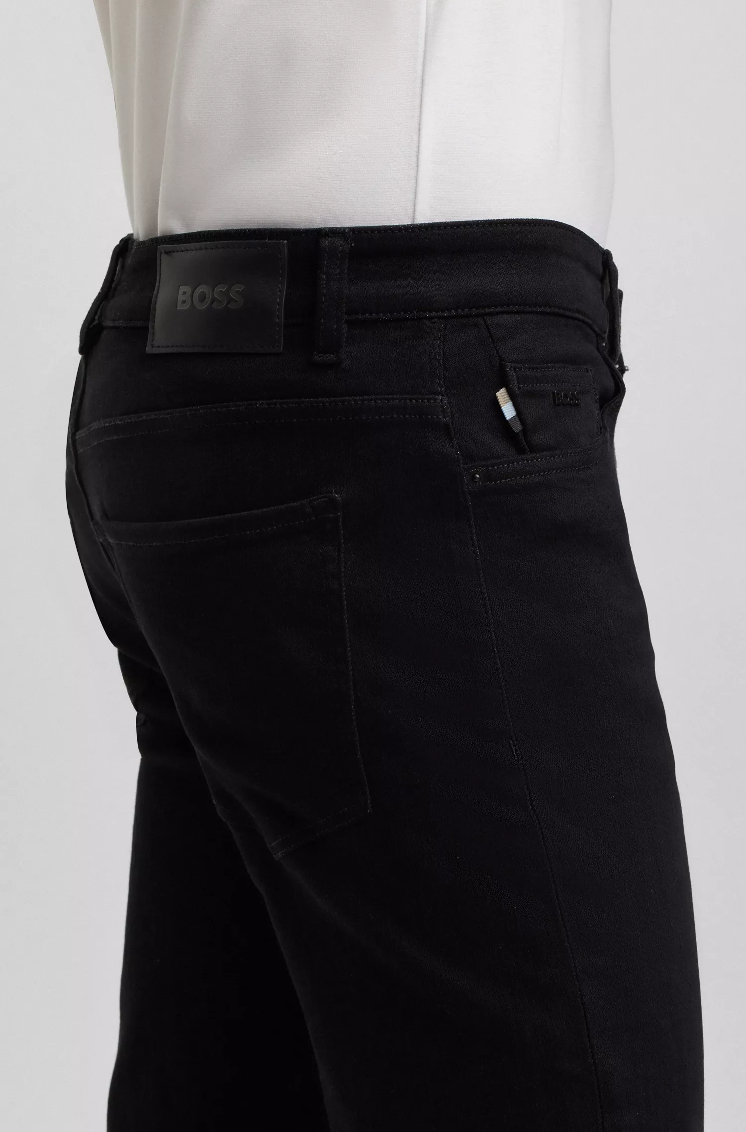 Calça jeans BOSS preta, corte slim, em denim azul-escuro da Supreme Movement.