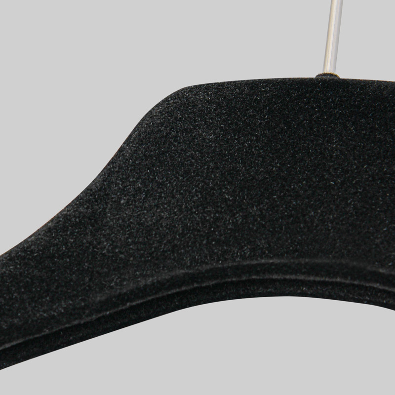 Cintre revêtu velours noir