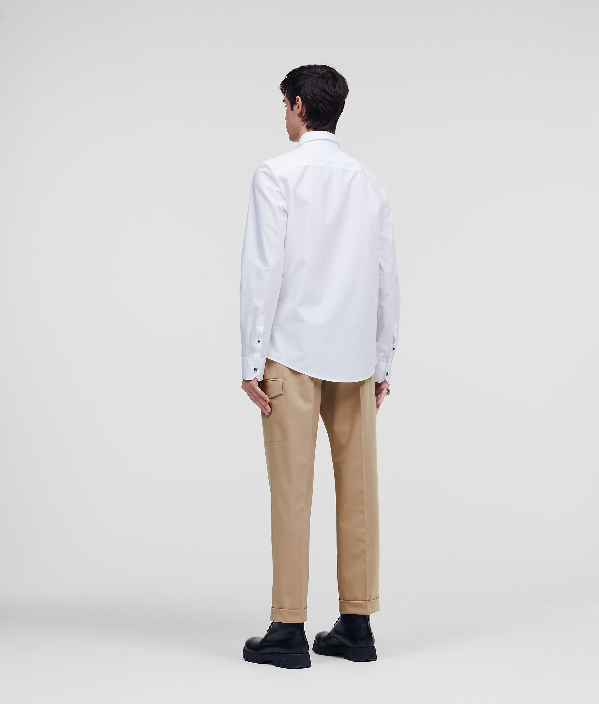 CHEMISE EN POPELINE AVEC ÉPINGLE DE COL