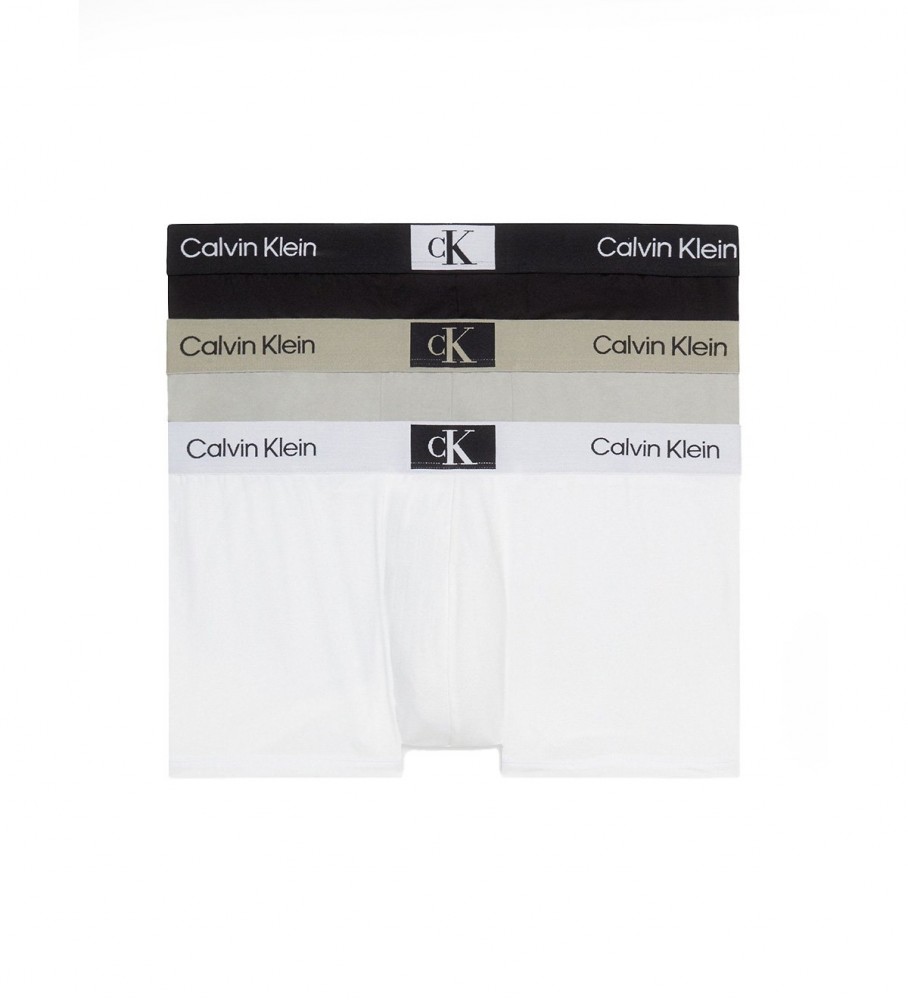 Conjunto com 3 cuecas boxer Calvin Klein de cintura baixa, nas cores preta, cinza e branca.