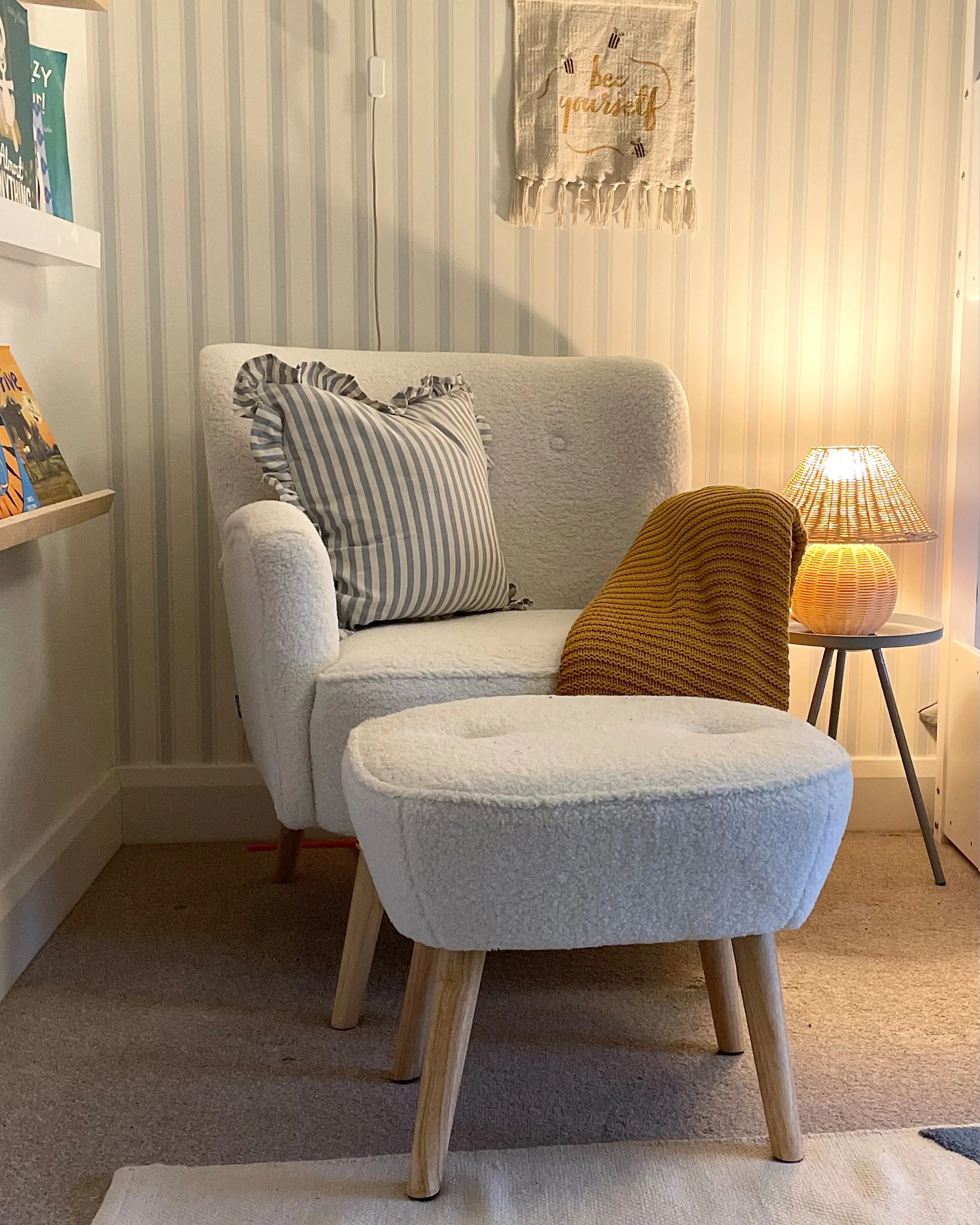 Fauteuil TUMBA met voetenbank Bouclé Wit
