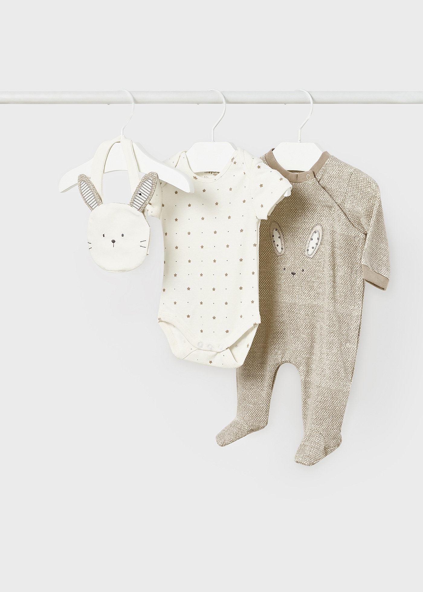 Conjunto de 3 peças em algodão sustentável para recém-nascidos.