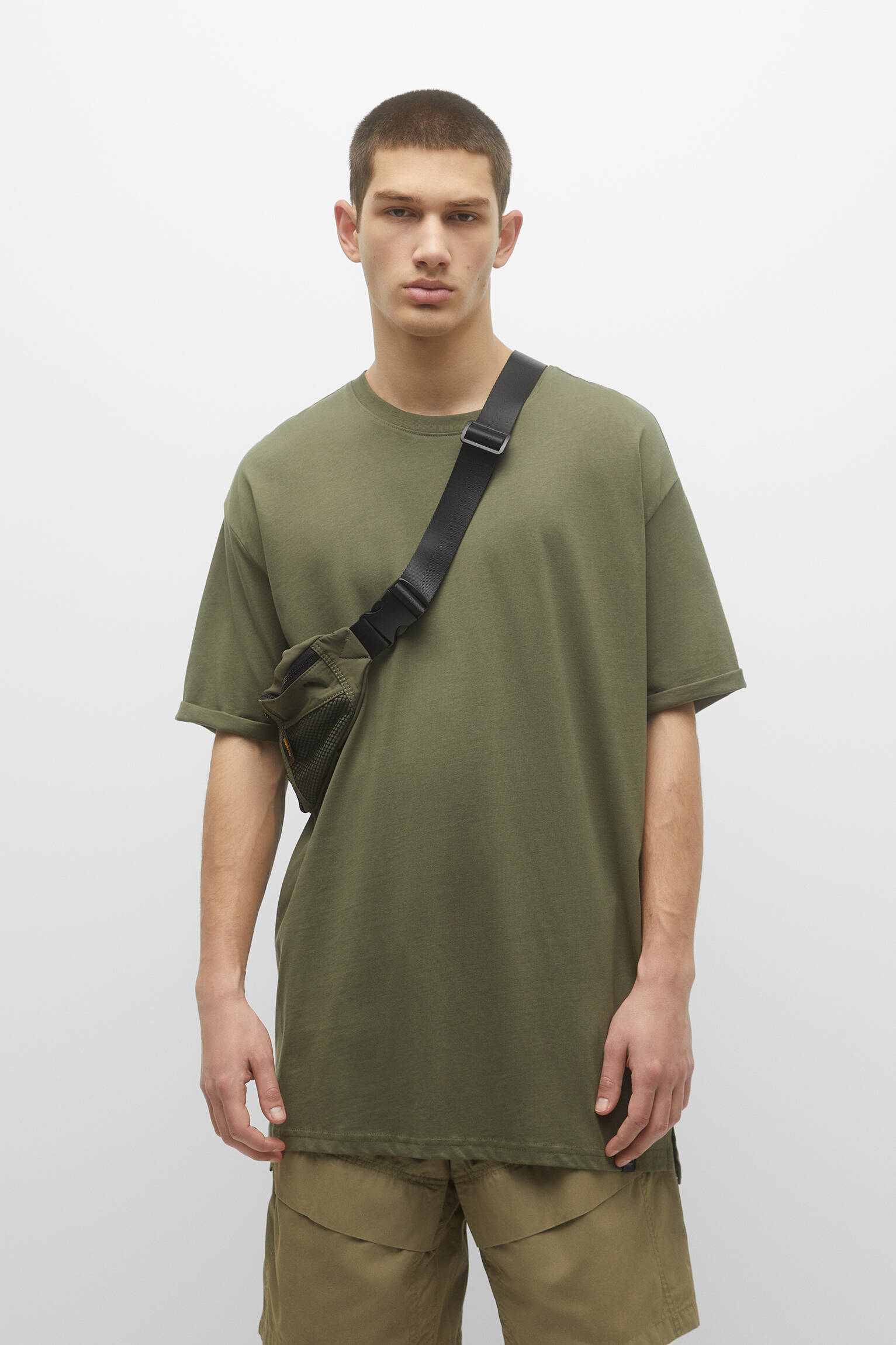 CAMISETA BÁSICA DE CORTE COMPRIDO - CÁQUI