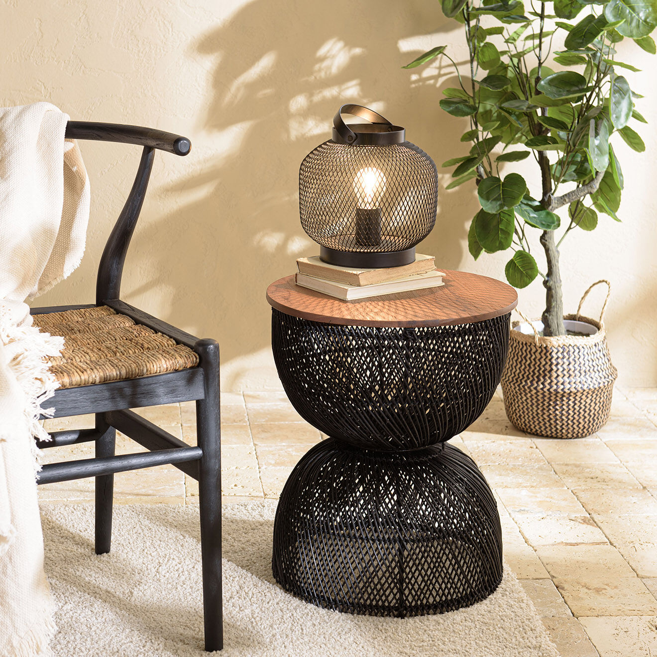 Macabane Table d'appoint en rotin noir plateau en bois de teck recyclé Sixtine bois/noir - 41x41x49 cm